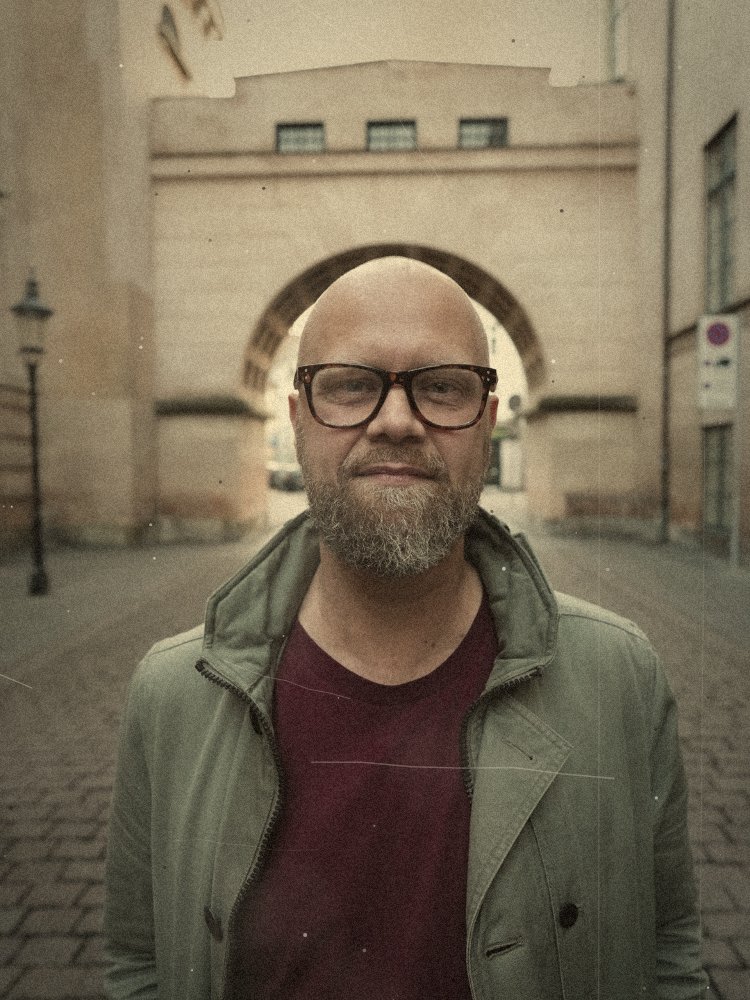 Portrait of Jonas “Renny Roux” Rendbo, vocals